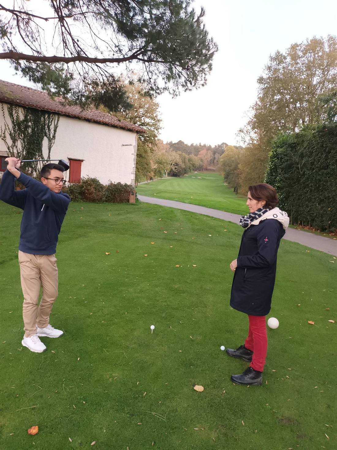 Sylvie en séance golf sur le practice